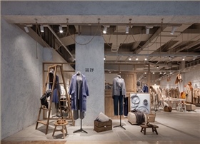 阜陽定制展柜在服裝店中的作用