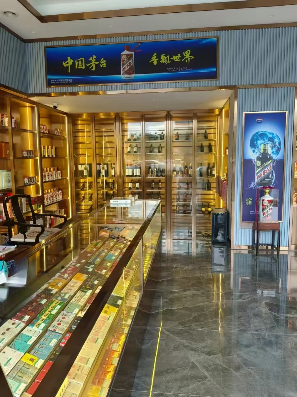專(zhuān)業(yè)定制煙酒展柜來(lái)中強(qiáng)